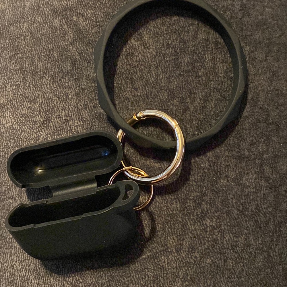 AirPod Pro case with key ring - Picture 2 of 3